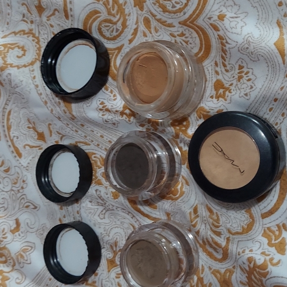 Lot of makeup - Picture 13 of 14